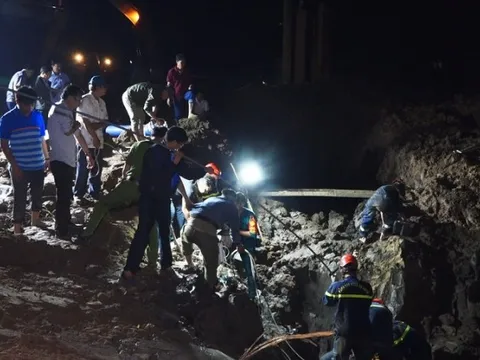 Sau 2 ngày vẫn chưa cứu được cháu bé lọt hố sâu 35 m ở Đồng Tháp