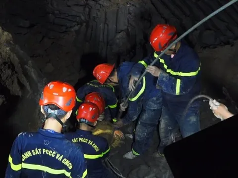 NÓNG: Giải cứu bé trai lọt vào trụ bê-tông sâu 35 m đang gặp khó khăn