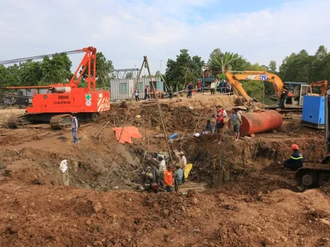 Vụ bé trai lọt vào trụ bê-tông: Sắp đưa được trụ lên khỏi mặt đất