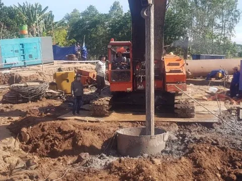 Đã hoàn tất đóng ống thép, nỗ lực rút trụ bê tông đưa bé trai lên mặt đất