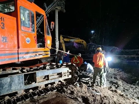 Vụ bé trai lọt vào trụ bê tông: Quá trình giải cứu gặp nhiều khó khăn