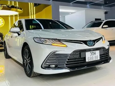 Toyota Camry biển tứ quý 8 giảm giá 400 triệu sau 1 tháng: Giá mới vẫn ngang Lexus ES 'đập hộp'
