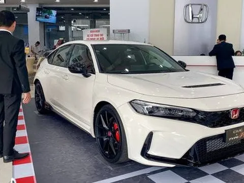 Honda Civic Type R giá gần 2,4 tỷ đồng tại Việt Nam: Đắt gấp rưỡi BMW 330i lắp ráp, ngang C 300 nhập