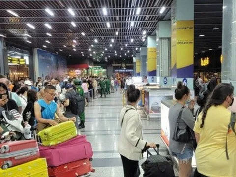 Lượng khách qua sân bay Tân Sơn Nhất tăng cao