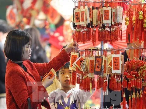 Phố Hàng Mã 'thay áo mới' đón Tết nguyên đán