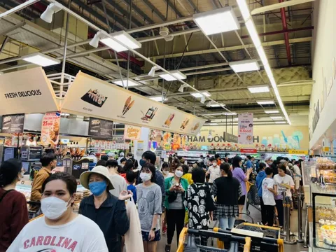 Người dân TP HCM đổ xô vào siêu thị mua gạo nếp, bánh mứt… ăn Tết