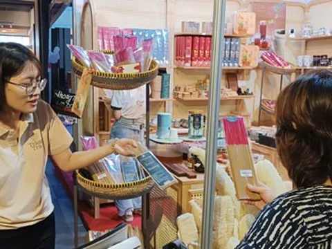 Nhang "sạch" hút khách