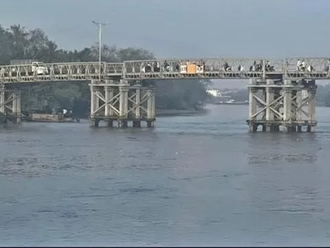 Nhảy xuống sông cứu bé trai, tài xế xe tải mất tích