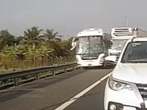 Clip TNGT: Loi choi vượt trên làn khẩn cấp, xe khách "xứng đôi" với xe tải