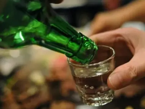 Cảnh báo nguy cơ ngộ độc rượu trong dịp lễ, Tết