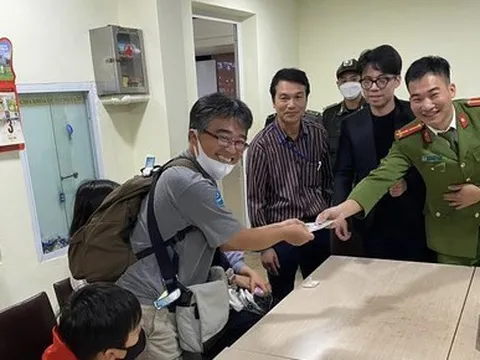 Gia đình khách Nhật nhận lại được tiền bị taxi dù ‘chặt chém’ tại Nội Bài