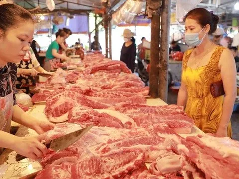 Giá lợn hơi giảm mạnh, giá thịt vẫn ở mức cao