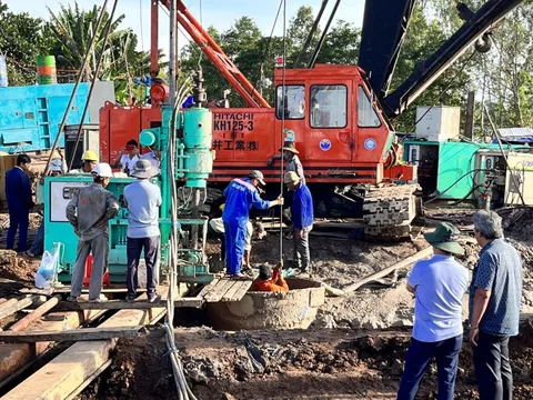 NÓNG: Chuẩn bị kéo trụ bê-tông sâu 35m để đưa bé trai lên khỏi mặt đất