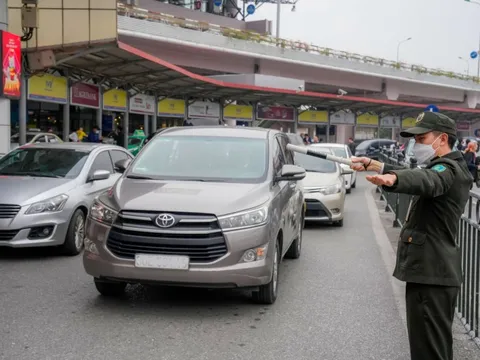 Hành khách bỏ quên 130 triệu đồng trên xe đẩy hành lý sân bay Nội Bài