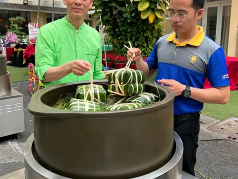 Nấu bánh chưng bằng nồi sứ lớn nhất Việt Nam