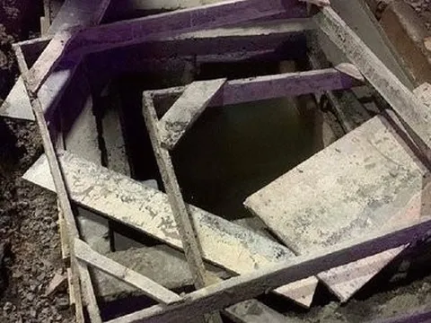 Nóng: Đã cứu thành công em bé 3 tuổi rơi xuống ống cống