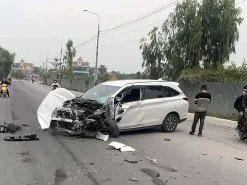 Clip TNGT: Nghi ngủ gật, tài xế Toyota Veloz đâm đuôi xe tải, biến dạng hoàn toàn