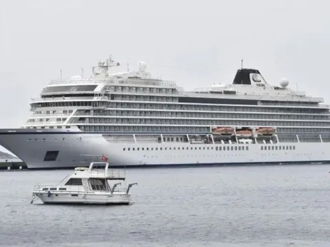 Du thuyền bị vi sinh vật tấn công, hàng trăm du khách mắc kẹt trên biển