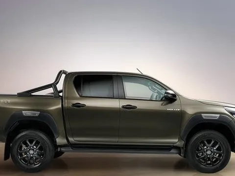 Bán tải Toyota Hilux tái xuất thị trường Việt