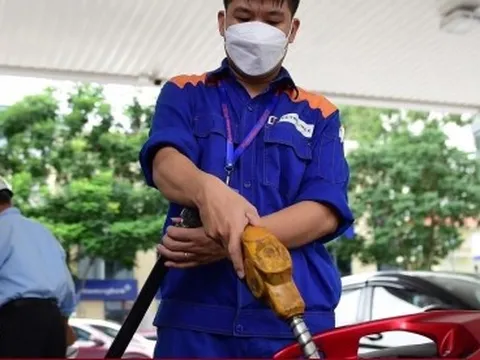 Giá xăng thế giới lao dốc, trong nước sắp giảm