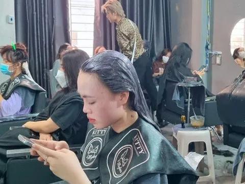 Khách làm tóc ăn Tết quá đông, tiệm tóc mở cửa đến 2 giờ sáng