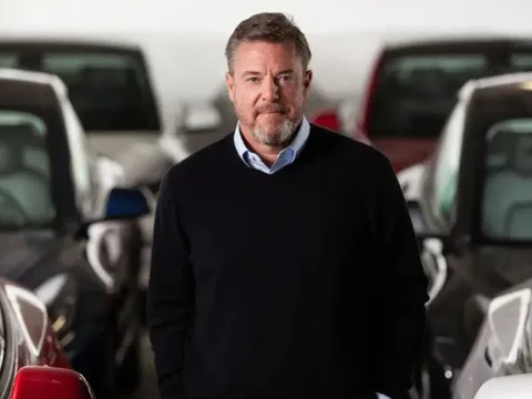 Nhu cầu xe điện giảm, Tesla lao dốc không phanh, hãng cho thuê xe hàng đầu nước Mỹ gặp khó khăn về tài chính