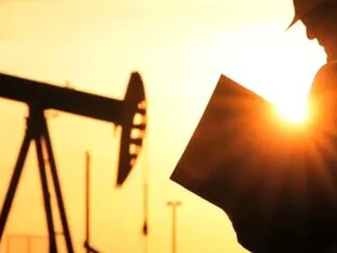 Giá dầu có thể đạt 110 USD/thùng vào giữa năm 2023