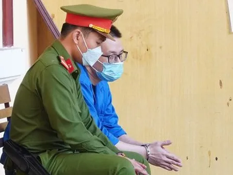 Hình ảnh Nhâm Hoàng Khang tại tòa sáng nay