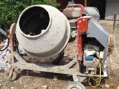 Vào công trình xây dựng chơi, cháu bé bị máy trộn bê tông làm dập nát cánh tay