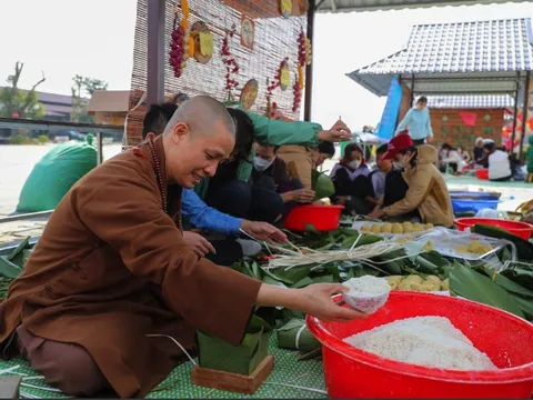 Chùa Tam Chúc gói 10.000 bánh chưng tặng người nghèo