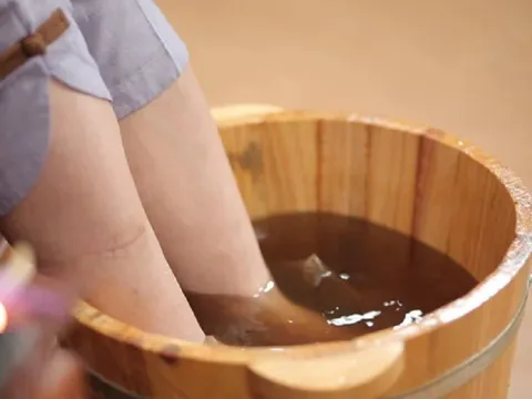Những lợi ích bất ngờ của việc ngâm chân vào mùa đông