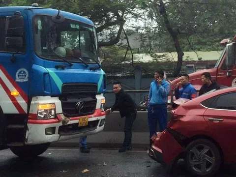 Đằng sau những bức ảnh TNGT: Bất cẩn, tài xế xe bồn ủn “nát đuôi” Hyundai Accent