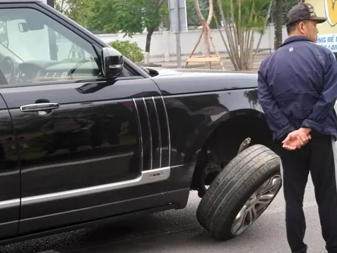 Đằng sau những bức ảnh TNGT: Range Rover gãy rời càng chữ A, phủ phục giữa đường