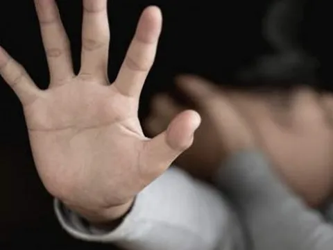 Cấm thành viên gia đình ra khỏi nhà, ngăn gặp gỡ bạn bè sẽ bị phạt nặng