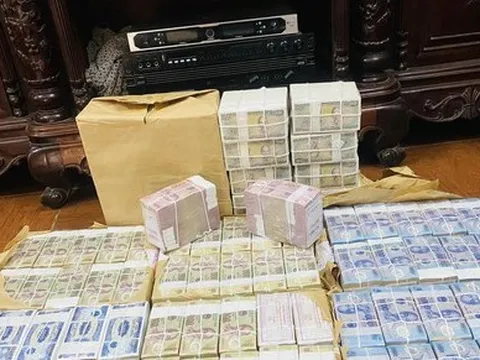 Dịch vụ đổi tiền ‘hốt bạc’ dịp Tết