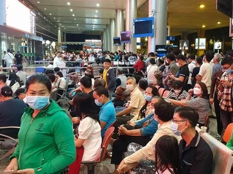 Sân bay Tân Sơn Nhất nhộn nhịp người dân đón Việt kiều về nước ăn Tết sau 2 năm