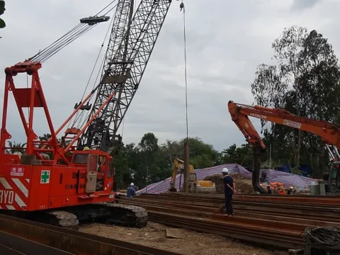 Bé trai lọt vào trụ bê-tông: Đang khẩn trương kéo trụ lên mặt đất