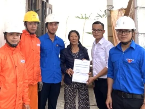 Quảng Nam: Trao 300 thẻ bảo hiểm an toàn điện cho người dân khó khăn