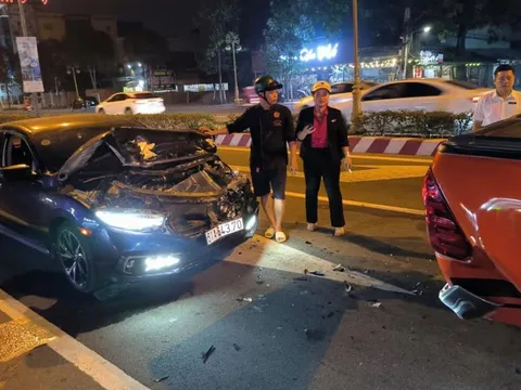 Đằng sau những bức ảnh TNGT: Nghi say rượu, tài xế Honda CIvic đâm đuôi xe bán tải nát bấy toàn bộ xe
