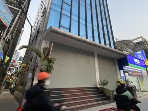 Biển quảng cáo ‘trung tâm dịch vụ nam y’ ở 122 Phú Diễn được gỡ bỏ