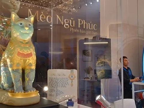 Mèo phong thủy dát vàng 165 triệu/con