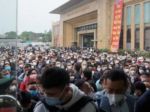 Hàng trăm người xếp hàng chờ xuất cảnh sang Trung Quốc ở cửa khẩu Móng Cái