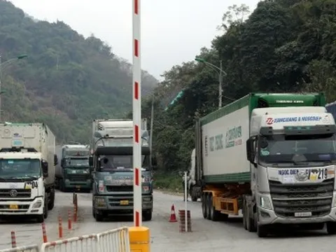 Các cửa khẩu nhộn nhịp khi Trung Quốc mở cửa biên giới
