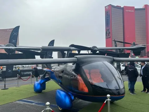 Những sản phẩm độc lạ tại triển lãm mà VinFast tham gia: laptop 3D, smartphone vừa gập vừa trượt, ô tô bay