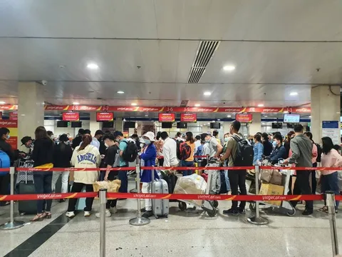 Việt kiều về quê ăn Tết, sân bay Tân Sơn Nhất đón khách đông nhất từ sau COVID-19
