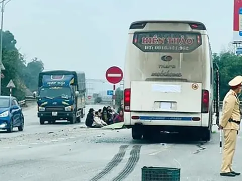 Va chạm xe khách, 2 người phụ nữ đi xe máy tử vong