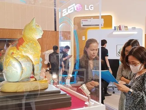 Nở rộ tượng mèo phong thủy dát vàng