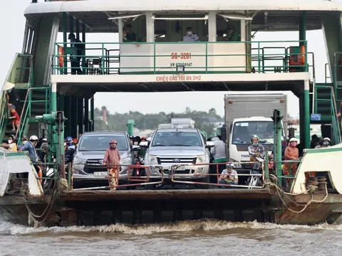 Sớm khắc phục sự cố sà lan tông mạn phà Cát Lái