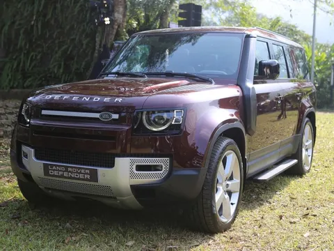 Land Rover Defender 130 giá từ 5,989 tỷ đồng tại Việt Nam: Hàng ghế 3 rộng thênh thang