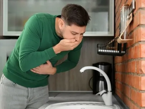 Uống rượu nôn ra máu là bệnh gì?